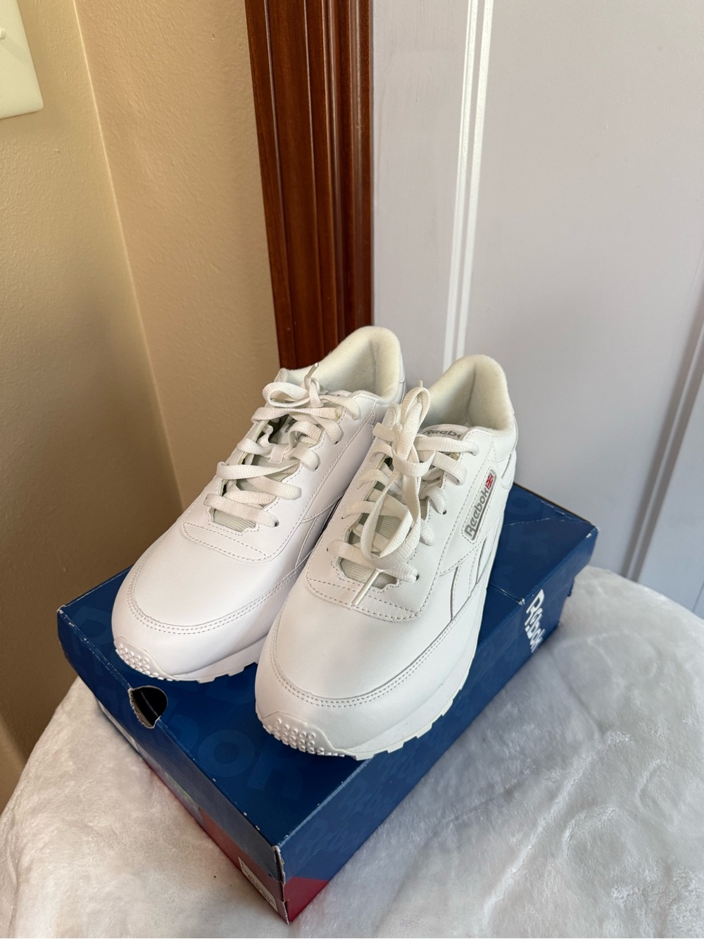 Reebok Classic Renaissance Sneakers White Lace-Up Wide Cushioned Comfort 9
